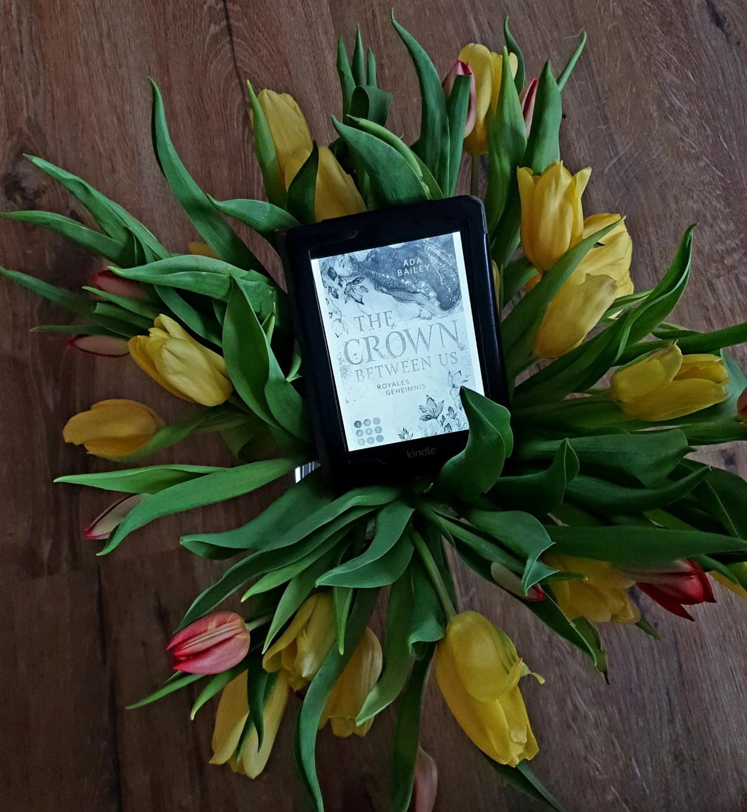 [Rezension ~ Werbung] The Crown Between Us. Royales Geheimnis (Die »Crown«-Dilogie 1) – Ada Bailey